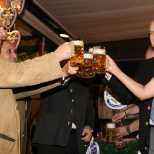 Exclusif - Le prince Albert II de Monaco donnait le 23 octobre 2015 le coup d'envoi de l'"Oktoberfest" sur la place du Casino à Monaco. Arrivé à bord d'une calèche bavaroise, le souverain était l'invité d'honneur du premier dîner organisé sous le chapiteau sur la terrasse du Café de Paris et a participé à la cérémonie officielle de l'O'Zapft avec la mise en perce traditionnelle du premier fût de bière. © Claudia Albuquerque / Bestimage