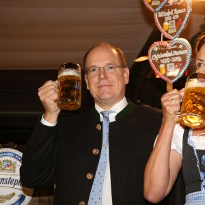 Exclusif - Le prince Albert II de Monaco donnait le 23 octobre 2015 le coup d'envoi de l'"Oktoberfest" sur la place du Casino à Monaco. Arrivé à bord d'une calèche bavaroise, le souverain était l'invité d'honneur du premier dîner organisé sous le chapiteau sur la terrasse du Café de Paris et a participé à la cérémonie officielle de l'O'Zapft avec la mise en perce traditionnelle du premier fût de bière. © Claudia Albuquerque / Bestimage