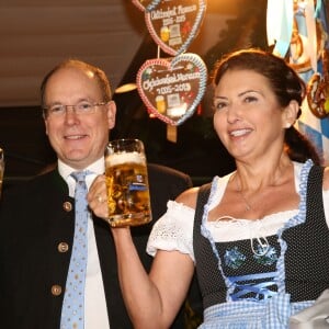 Exclusif - Le prince Albert II de Monaco donnait le 23 octobre 2015 le coup d'envoi de l'"Oktoberfest" sur la place du Casino à Monaco. Arrivé à bord d'une calèche bavaroise, le souverain était l'invité d'honneur du premier dîner organisé sous le chapiteau sur la terrasse du Café de Paris et a participé à la cérémonie officielle de l'O'Zapft avec la mise en perce traditionnelle du premier fût de bière. © Claudia Albuquerque / Bestimage