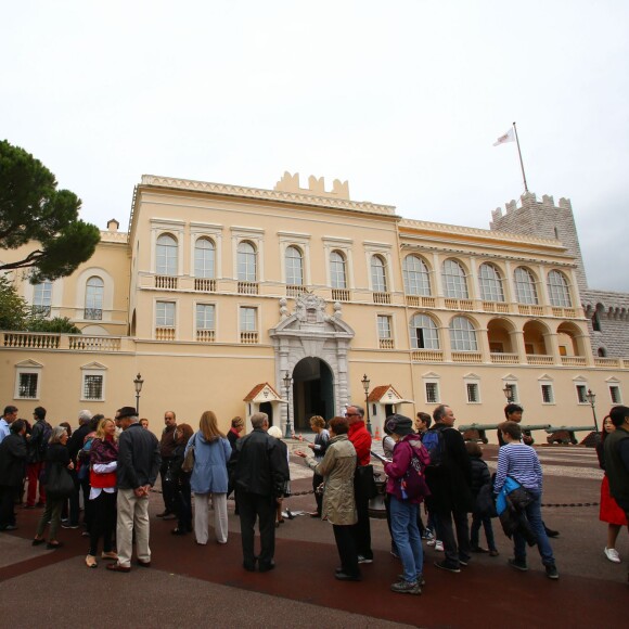 Le prince Albert II de Monaco a reçu des visiteurs au palais de Monaco dans le cadre de la 20e Journée Européenne du Patrimoine le 18 octobre 2015. © Olivier Huitel / Pool restreint / Bestimage