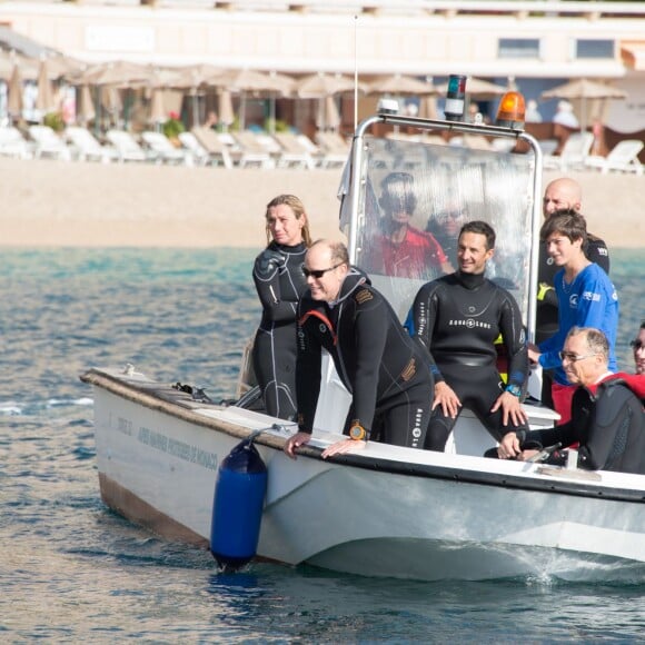 Exclusif - Le prince Albert II de Monaco a participé à une plongée anniversaire à l'occasion des 40 ans de l'AMPN (Association Monégasque pour la Protection de la Nature) entouré d'une vingtaine de plongeurs - dont son ami Pierre Frolla - dans les eaux de la réserve du Larvotto, le 20 octobre 2015. © Jean-Michel Mille / Palais Princier / Bestimage