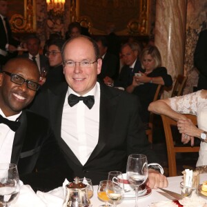 Exclusif - Githinji Gitahi, le prince Albert II de Monaco et Béatrice Schönberg lors de la soirée de gala "Africa on the Rock" de l'AMREF Flying Doctors en partenariat avec la Fondation Princesse Charlene de Monaco à l'Hôtel de Paris, le 17 octobre 2015 à Monaco. © Claudia Albuquerque / Bestimage