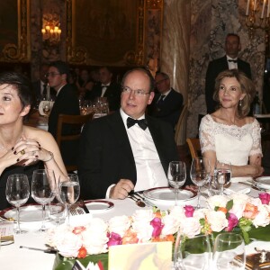 Exclusif - Agnès Falco, le prince Albert II de Monaco, Béatrice Schönberg et Omari Assi, le président de l'AMREF international lors de la soirée de gala "Africa on the Rock" de l'AMREF Flying Doctors en partenariat avec la Fondation Princesse Charlene de Monaco à l'Hôtel de Paris, le 17 octobre 2015 à Monaco. © Claudia Albuquerque / Bestimage