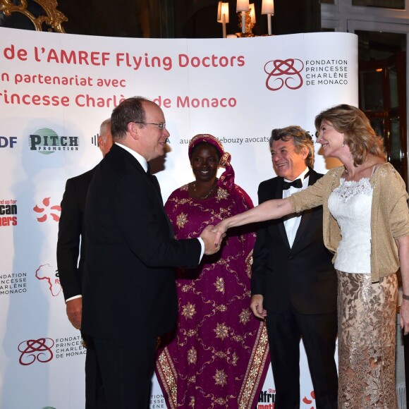 Exclusif - Le prince Albert II de Monaco, le président de l'AMREF France, Nicolas Merindol, Esther Madudu, sage-femme ougandaise, Jean-Louis Borloo et sa femme Béatrice Schönberg lors de la soirée de gala "Africa on the Rock" de l'AMREF Flying Doctors en partenariat avec la Fondation Princesse Charlene de Monaco à l'Hôtel de Paris, le 17 octobre 2015 à Monaco. © Bruno Bebert / Olivier Huitel / Pool Restreint / Bestimage