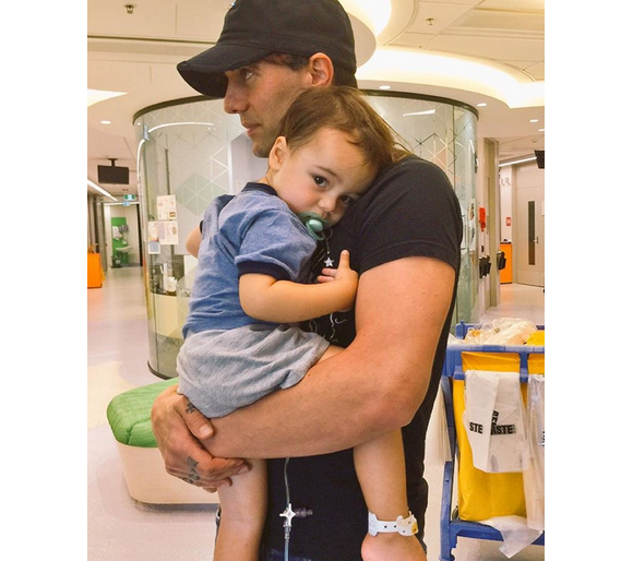 Sur son compte Instagram, Criss Angel a partagé une photo de lui et son fils Johnny lors de sa séance de chimiothérapie, le petit garçon souffre d'une leucémie.