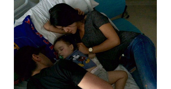 Sur son compte Twitter, Shaunyl Benson la femme de Criss Angel et maman de son petit garçon a posté une photo de la famille après la séance de chimiothérapie de Johnny.