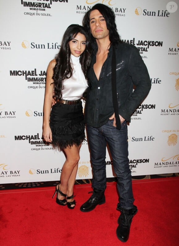 Criss Angel et son ex-fiancée Sandra Gonzalez assistent à la première du Cirque du Soleil à Las Vegas, le 3 décembre 2011