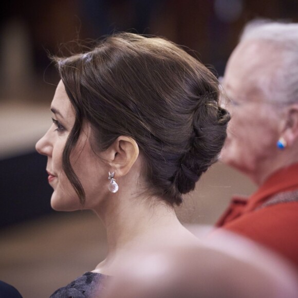 La princesse Mary, marraine de l'opération, et la reine Margrethe II de Danemark, dessinatrice qui signait pour la troisième fois le motif, ont dévoilé le Timbre de Noël de l'Année 2015 le 28 octobre à la mairie de Copenhague.