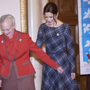 La princesse Mary, marraine de l'opération, et la reine Margrethe II de Danemark, dessinatrice qui signait pour la troisième fois le motif, ont dévoilé le Timbre de Noël de l'Année 2015 le 28 octobre à la mairie de Copenhague.