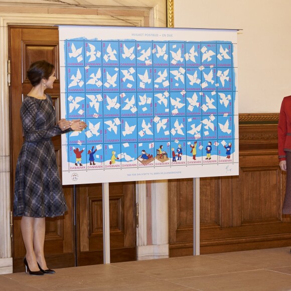 La princesse Mary, marraine de l'opération, et la reine Margrethe II de Danemark, dessinatrice qui signait pour la troisième fois le motif, ont dévoilé le Timbre de Noël de l'Année 2015 le 28 octobre à la mairie de Copenhague.