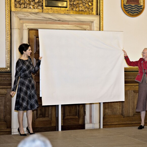 La princesse Mary, marraine de l'opération, et la reine Margrethe II de Danemark, dessinatrice qui signait pour la troisième fois le motif, ont dévoilé le Timbre de Noël de l'Année 2015 le 28 octobre à la mairie de Copenhague.