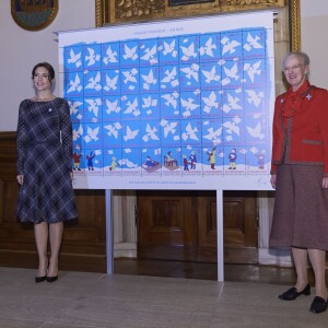 La princesse Mary, marraine de l'opération, et la reine Margrethe II de Danemark, dessinatrice qui signait pour la troisième fois le motif, ont dévoilé le Timbre de Noël de l'Année 2015 le 28 octobre à la mairie de Copenhague.