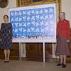 La princesse Mary, marraine de l'opération, et la reine Margrethe II de Danemark, dessinatrice qui signait pour la troisième fois le motif, ont dévoilé le Timbre de Noël de l'Année 2015 le 28 octobre à la mairie de Copenhague.