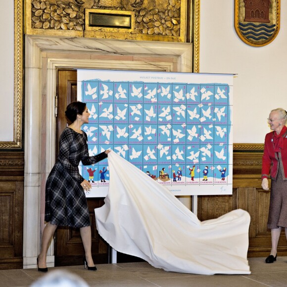 La princesse Mary, marraine de l'opération, et la reine Margrethe II de Danemark, dessinatrice qui signait pour la troisième fois le motif, ont dévoilé le Timbre de Noël de l'Année 2015 le 28 octobre à la mairie de Copenhague.