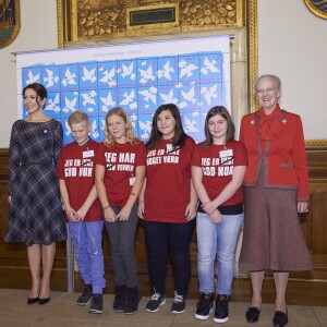 La princesse Mary, marraine de l'opération, et la reine Margrethe II de Danemark, dessinatrice qui signait pour la troisième fois le motif, ont dévoilé le Timbre de Noël de l'Année 2015 le 28 octobre à la mairie de Copenhague.