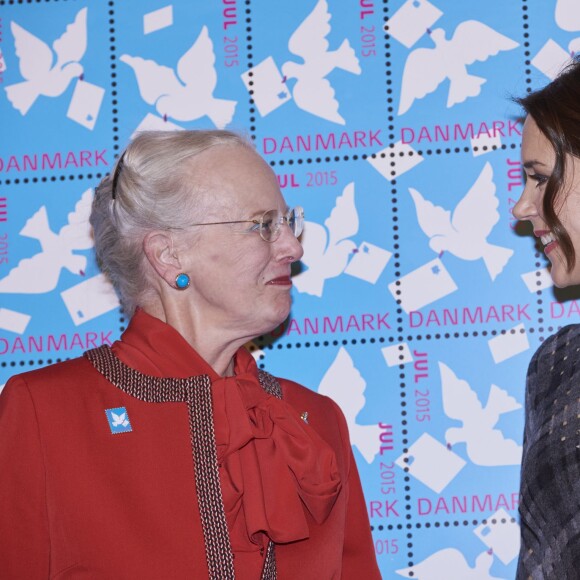 La princesse Mary, marraine de l'opération, et la reine Margrethe II de Danemark, dessinatrice qui signait pour la troisième fois le motif, ont dévoilé le Timbre de Noël de l'Année 2015 le 28 octobre à la mairie de Copenhague.