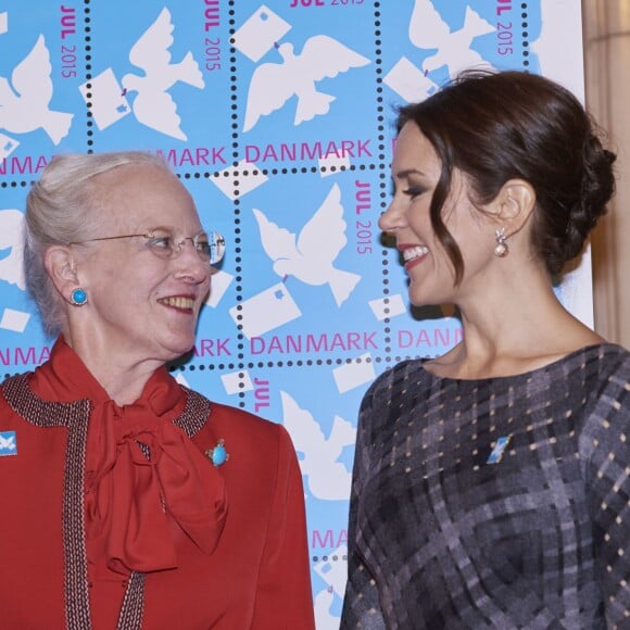 La princesse Mary, marraine de l'opération, et la reine Margrethe II de Danemark, dessinatrice qui signait pour la troisième fois le motif, ont dévoilé le Timbre de Noël de l'Année 2015 le 28 octobre à la mairie de Copenhague.