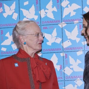 La princesse Mary, marraine de l'opération, et la reine Margrethe II de Danemark, dessinatrice qui signait pour la troisième fois le motif, ont dévoilé le Timbre de Noël de l'Année 2015 le 28 octobre à la mairie de Copenhague.