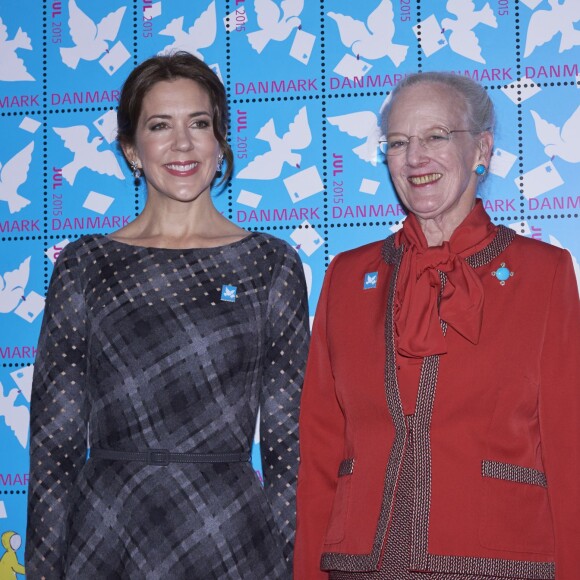 La princesse Mary, marraine de l'opération, et la reine Margrethe II de Danemark, dessinatrice qui signait pour la troisième fois le motif, ont dévoilé le Timbre de Noël de l'Année 2015 le 28 octobre à la mairie de Copenhague.