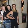 Cheryl Ann Fernandez-Versini (Cheryl Cole) rencontre ses fans à la sortie du restaurant Aqua à Londres et achète un exemplaire du magazine Big Issue à un sans-abri, le 18 août 2014.