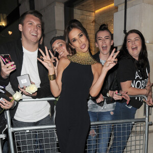 Cheryl Ann Fernandez-Versini (Cheryl Cole) rencontre ses fans à la sortie du restaurant Aqua à Londres et achète un exemplaire du magazine Big Issue à un sans-abri, le 18 août 2014.