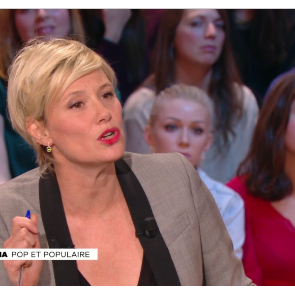 Maïtena Biraben présente, dans Le Grand Journal sur Canal+, le vendredi 30 octobre 2015.