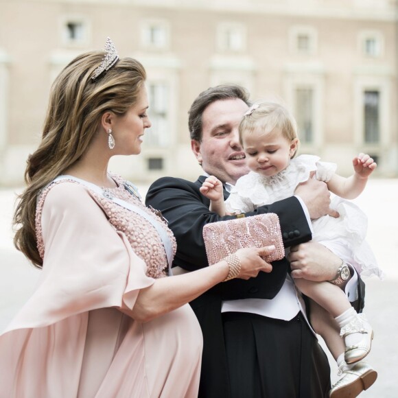 La princesse Madeleine de Suède, enceinte du prince Nicolas, et son mari Christopher O'Neill avec leur fille la princesse Leonore au mariage du prince Carl Philip de Suède et Sofia Hellqvist à la chapelle du palais royal à Stockholm le 13 juin 2015