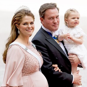 La princesse Madeleine de Suède, enceinte du prince Nicolas, et son mari Christopher O'Neill avec leur fille la princesse Leonore au mariage du prince Carl Philip de Suède et Sofia Hellqvist à la chapelle du palais royal à Stockholm le 13 juin 2015