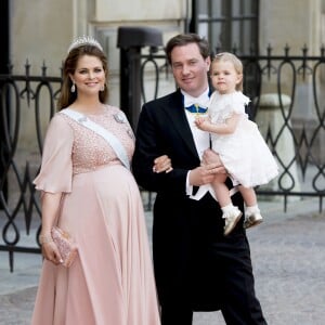 La princesse Madeleine de Suède, enceinte du prince Nicolas, et son mari Christopher O'Neill avec leur fille la princesse Leonore au mariage du prince Carl Philip de Suède et Sofia Hellqvist à la chapelle du palais royal à Stockholm le 13 juin 2015