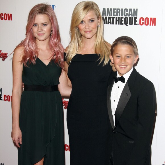 Reese Witherspoon avec ses enfants Ava Phillippe et Deacon Phillippe à la soirée American Cinematheque Award en l'honneur de Reese Witherspoon à l'hôtel The Hyatt Regency à Century City, le 30 novembre 2015.