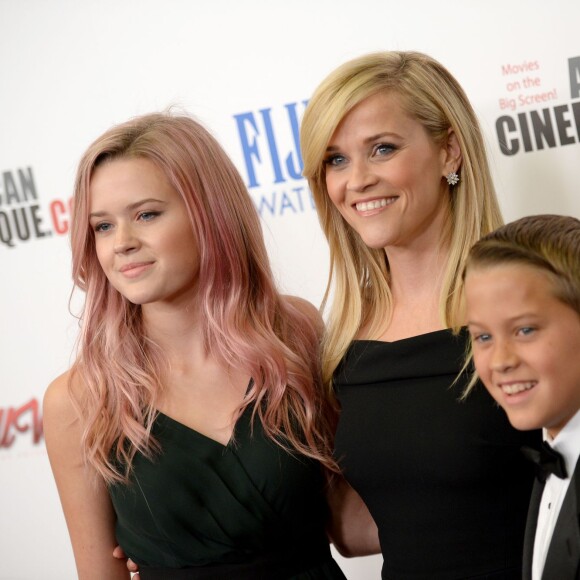 Reese Witherspoon avec ses enfants Ava Phillippe et Deacon Phillippe à Los Angeles, le 30 octobre 2015.