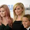 Reese Witherspoon avec ses enfants Ava Phillippe et Deacon Phillippe à Los Angeles, le 30 octobre 2015.