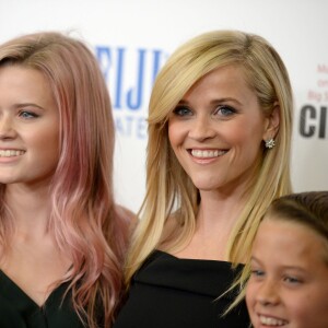 Reese Witherspoon avec ses enfants Ava Phillippe et Deacon Phillippe à Los Angeles, le 30 octobre 2015.