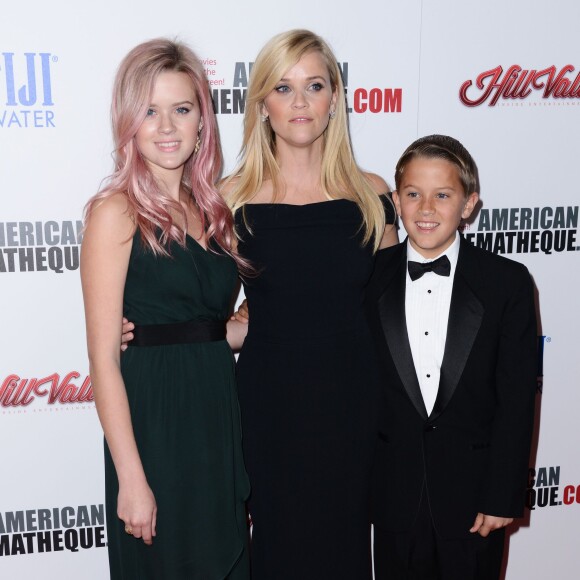 Reese Witherspoon avec ses enfants Ava Phillippe et Deacon Phillippe à Los Angeles, le 30 octobre 2015.