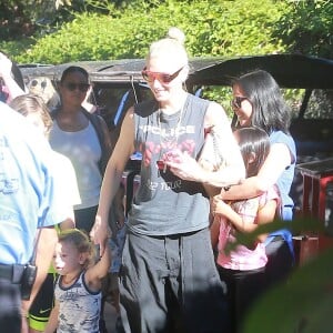 Exclusif - Gwen Stefani est allée déjeuner et se promener au 'Travel Town' avec ses enfants Zuma et Apollo et des amis à Burbank, le 1er novembre 2015.