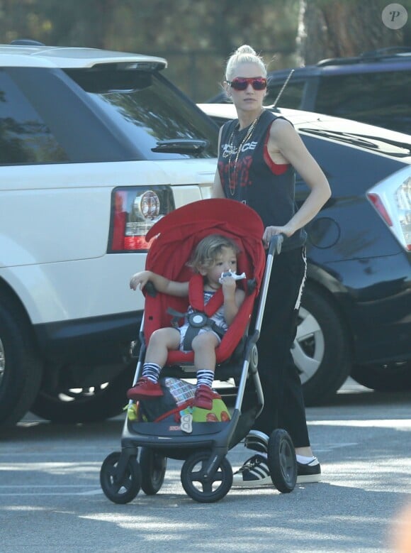 Exclusif - Gwen Stefani est allée déjeuner et se promener au 'Travel Town' avec ses enfants Zuma et Apollo et des amis à Burbank, le 1er novembre 2015.