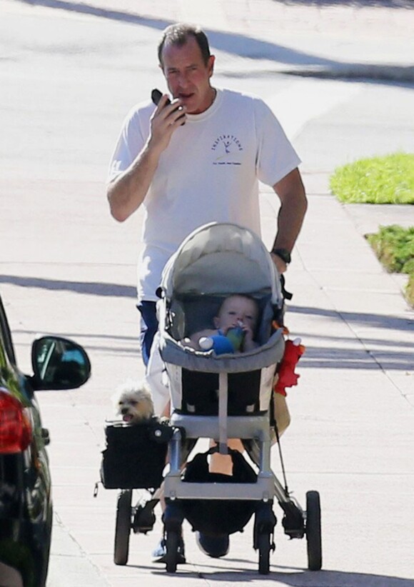 Exclusif - Michael Lohan, le pere de Lindsay, se promene avec son fils Landon pendant que sa petite-amie Kate Major fait quelques courses pres de leur maison a Delray Beach, le 6 octobre 2013.  
