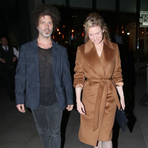Renee Zellweger et son compagnon Doyle Bramhall quittant le gala de charité "Serious Fun Children's Network" à Londres le 3 novembre 2015.