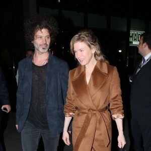 Renee Zellweger et son compagnon Doyle Bramhall quittant le gala de charité "Serious Fun Children's Network" à Londres le 3 novembre 2015.