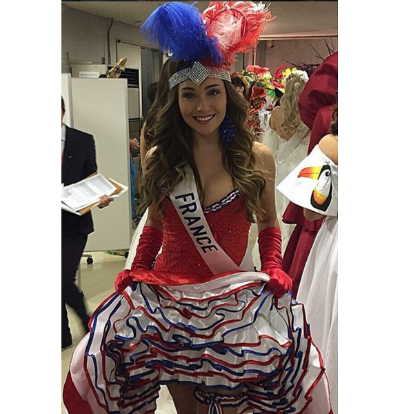 Charlotte Pirroni sublime en robe nationale pour le concours Miss International, au Japon en novembre 2015