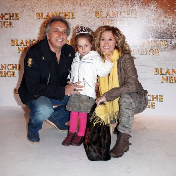 Lara Fabien, Gerard Pullicino et leur fille Lou à la première du film Blanche Neige à Paris, le 1er avril 2012