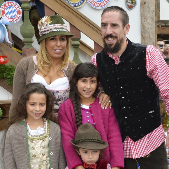 Franck Ribery célèbre la fête de la bière "Oktoberfest" avec sa femme Wahiba et ses enfants Salif, Shakinez et Hizya à Munich en Allemagne le 5 octobre 2014