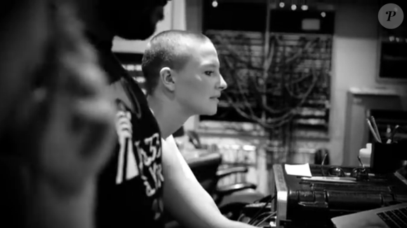 Anne Sila, en studio d'enregistrement pour son premier album.