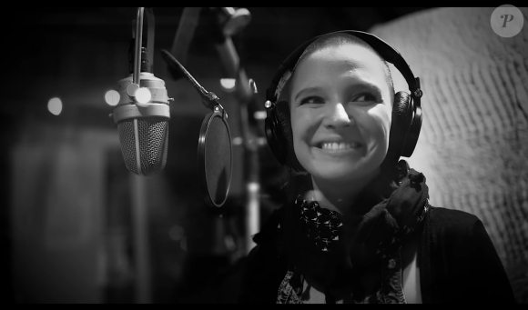 Anne Sila, en studio d'enregistrement pour son premier album.