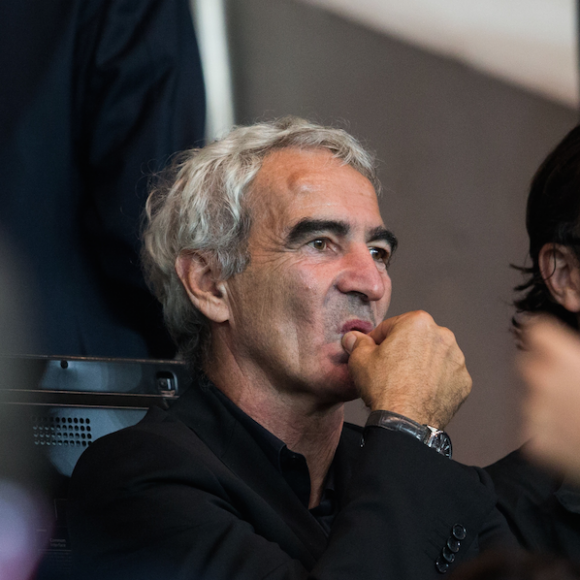 Raymond Domenech a subi une intervention - Estelle Denis et son compagnon Raymond Domenech - People au match PSG - Bordeaux au Parc des Princes à Paris le 21 janvier 2015. Le PSG a remporté le match 2-1.