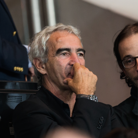 Raymond Domenech a subi une intervention - Estelle Denis et son compagnon Raymond Domenech - People au match PSG - Bordeaux au Parc des Princes à Paris le 21 janvier 2015. Le PSG a remporté le match 2-1.
