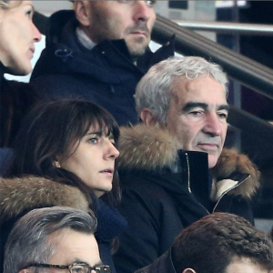 Raymond Domenech a subi une intervention - Estelle Denis et son compagnon Raymond Domenech - People au match PSG - Bordeaux au Parc des Princes à Paris le 21 janvier 2015. Le PSG a remporté le match 2-1.