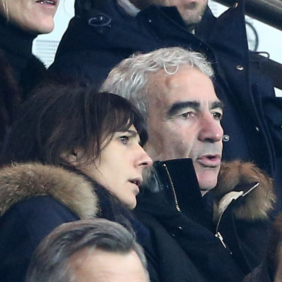 Raymond Domenech a subi une intervention - Estelle Denis et son compagnon Raymond Domenech - People au match PSG - Bordeaux au Parc des Princes à Paris le 21 janvier 2015. Le PSG a remporté le match 2-1.