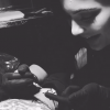 Kylie Jenner s'est ensuite emparée du stylo de l'artiste tatoueur Keith McCurdy et lui a tatoué la jambe gauche. Photo publiée le 9 novembre 2015.