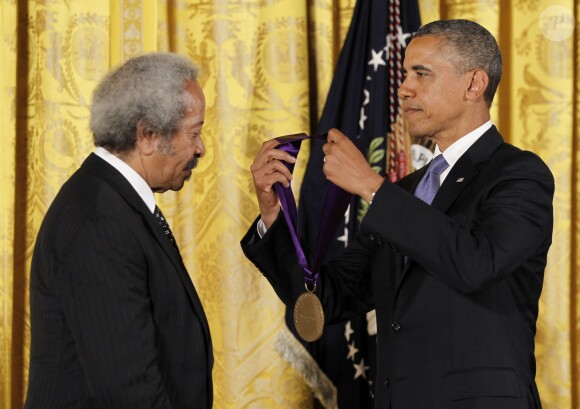 Allen Toussaint recevait en juillet 2013 des mains de Barack Obama la Médaille nationale des arts, à la Maison Blanche. Le musicien de génie est mort le 10 novembre 2015 à 77 ans.